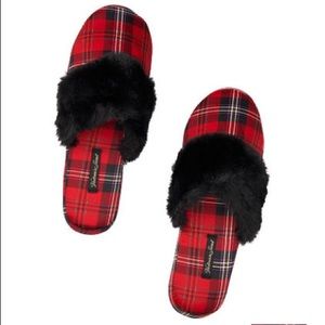 ❌ SOLD❌ Victoria’s Secret Fur Red Plaid Slippers with bag